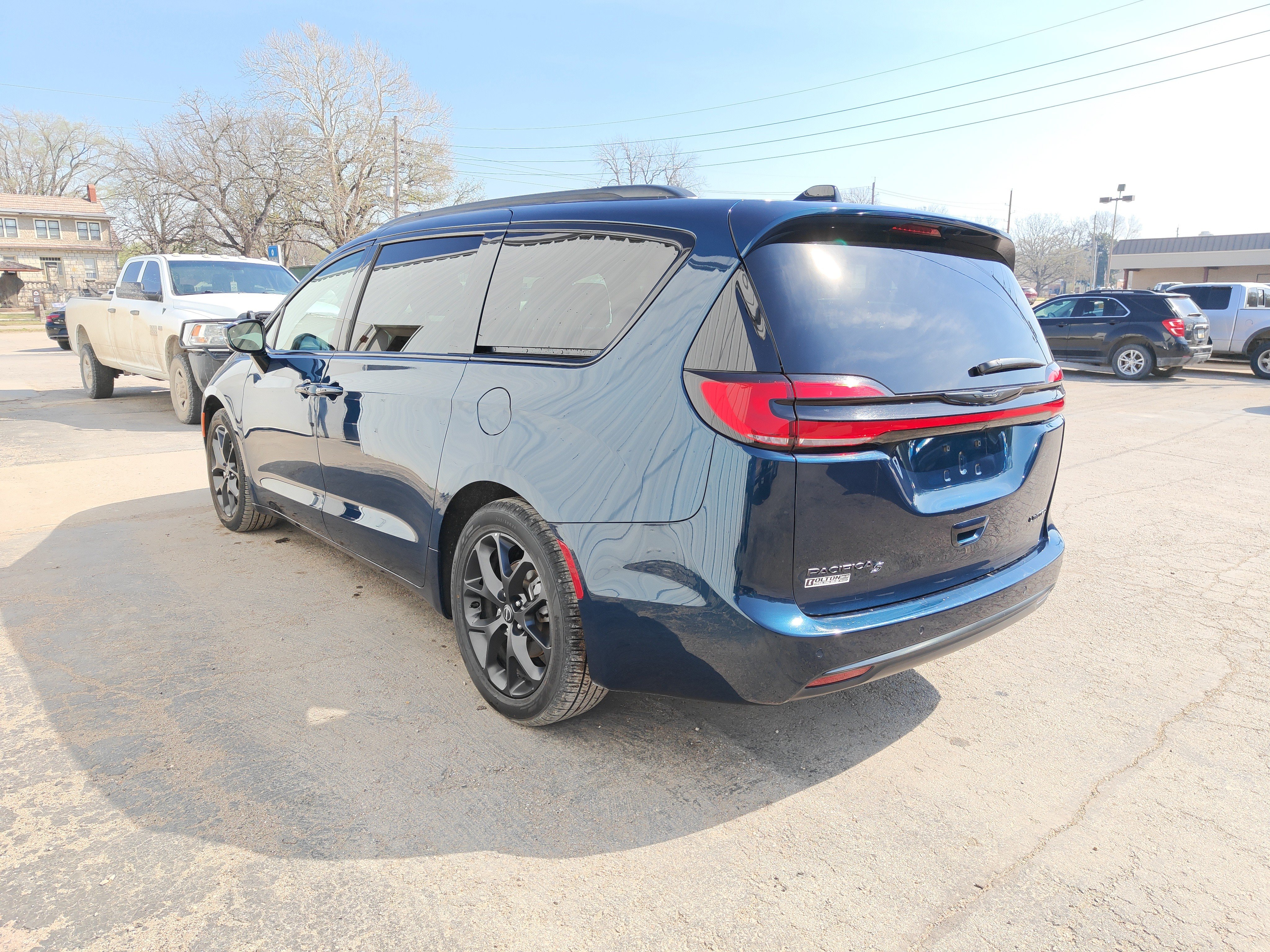 Used 2025 Chrysler Pacifica Limited FWD image 11
