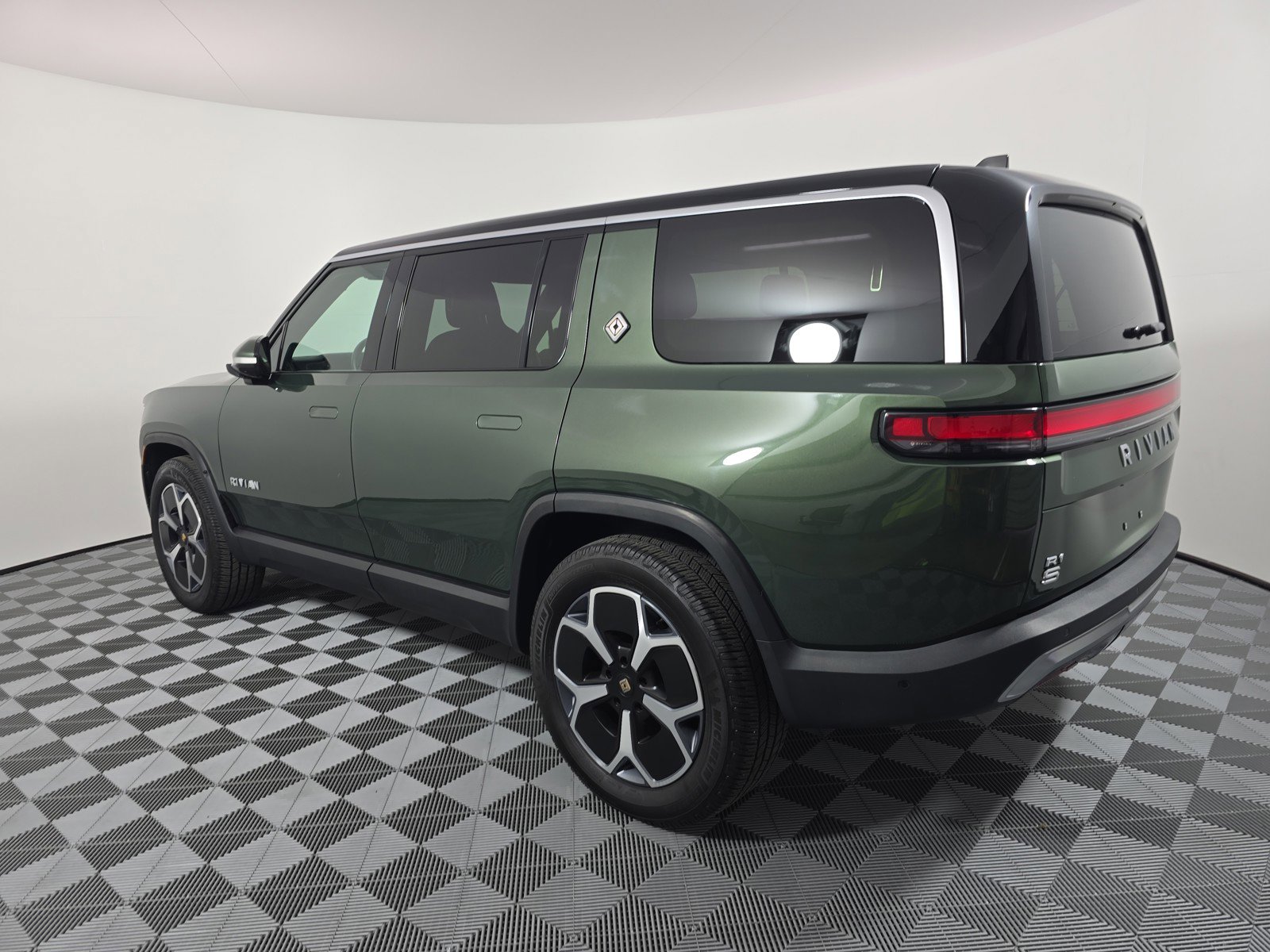 Used 2024 Rivian R1S Adventure AWD/4WD image 3