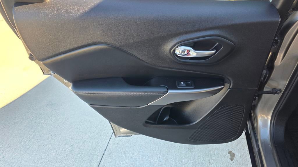 Used 2019 Jeep Cherokee Latitude w/ Cold Weather Group image 20