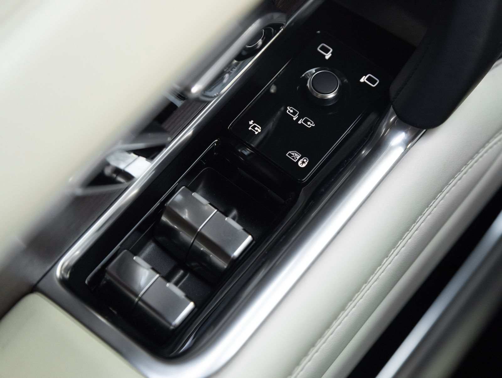 Used 2025 Land Rover Range Rover SE AWD/4WD image 19