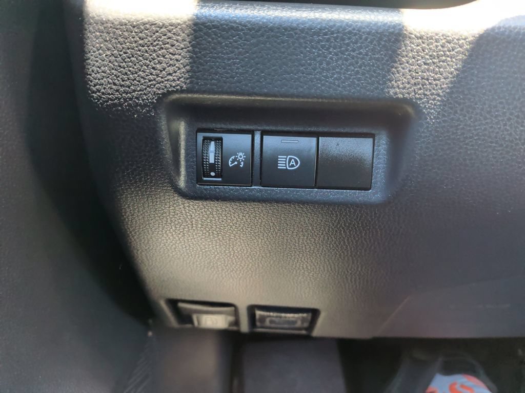 Used 2021 Toyota RAV4 XLE AWD/4WD image 28