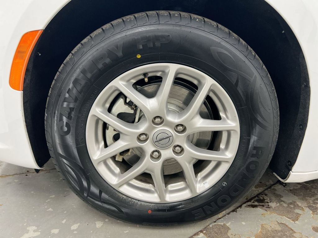 Used 2025 Chrysler Pacifica Select image 27