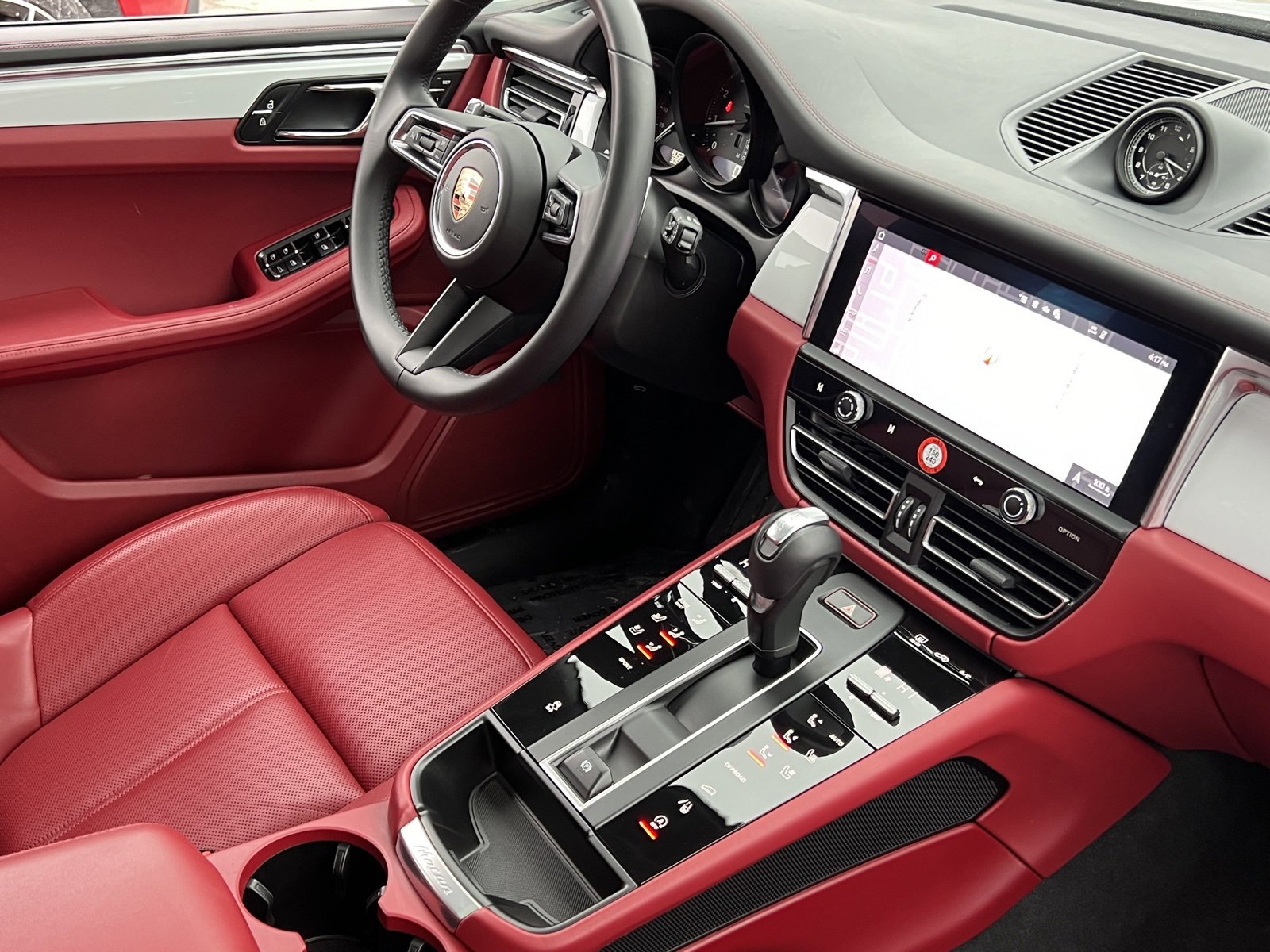 Certified 2025 Porsche Macan image 14