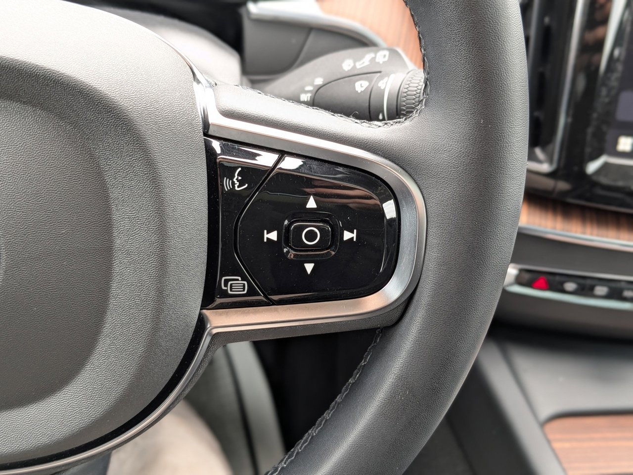 Used 2024 Volvo XC60 B5 Plus image 32