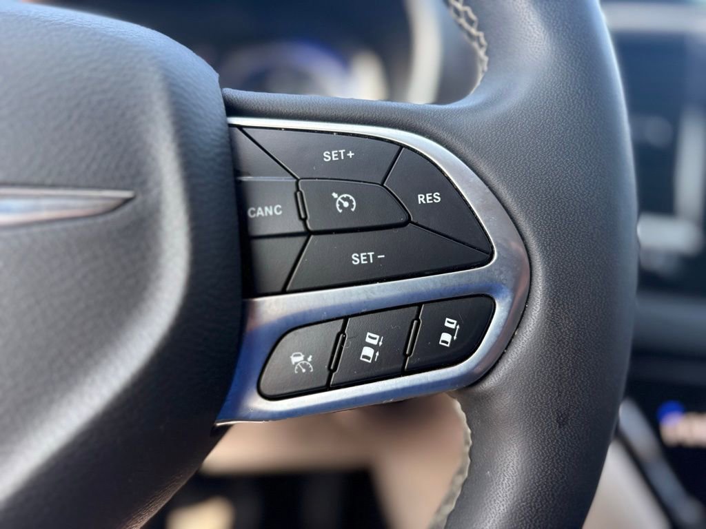 Used 2023 Chrysler Pacifica Touring-L FWD image 27