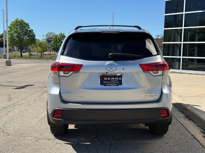 Used 2018 Toyota Highlander XLE AWD/4WD image 4