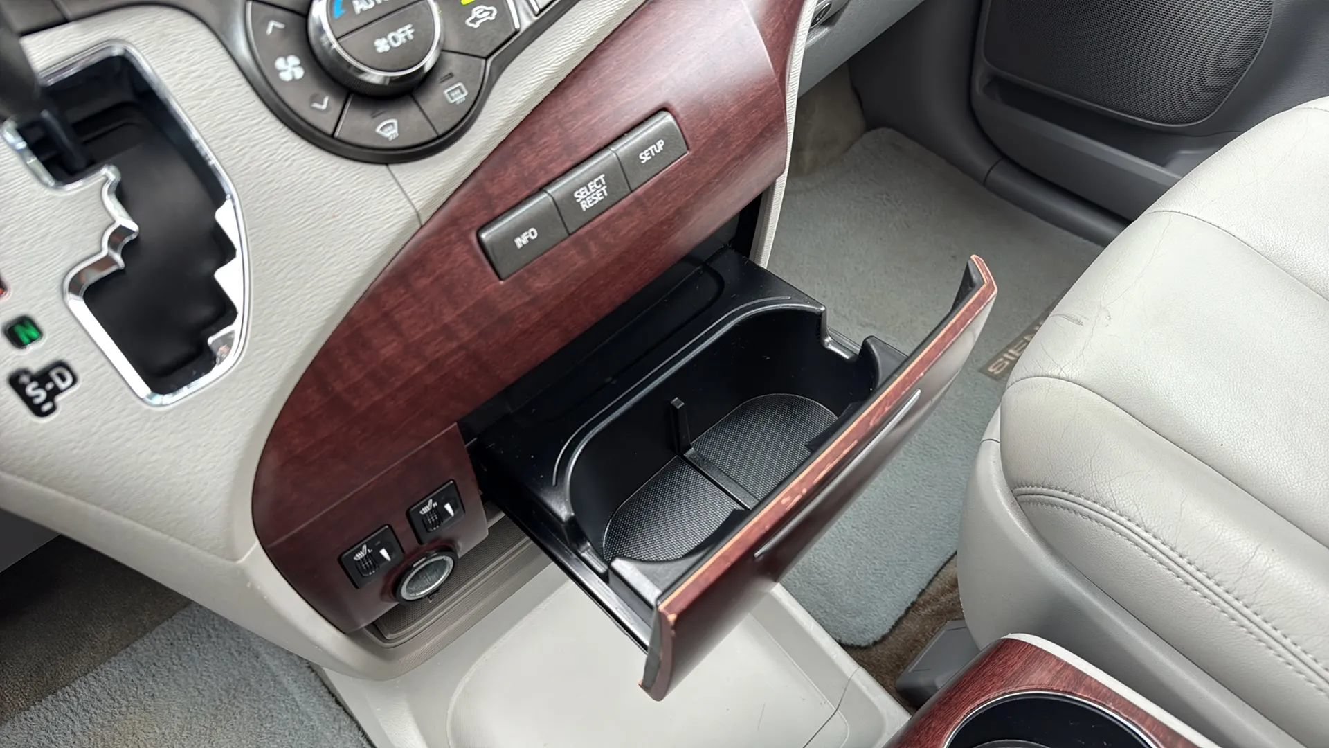 Used 2013 Toyota Sienna XLE FWD image 33