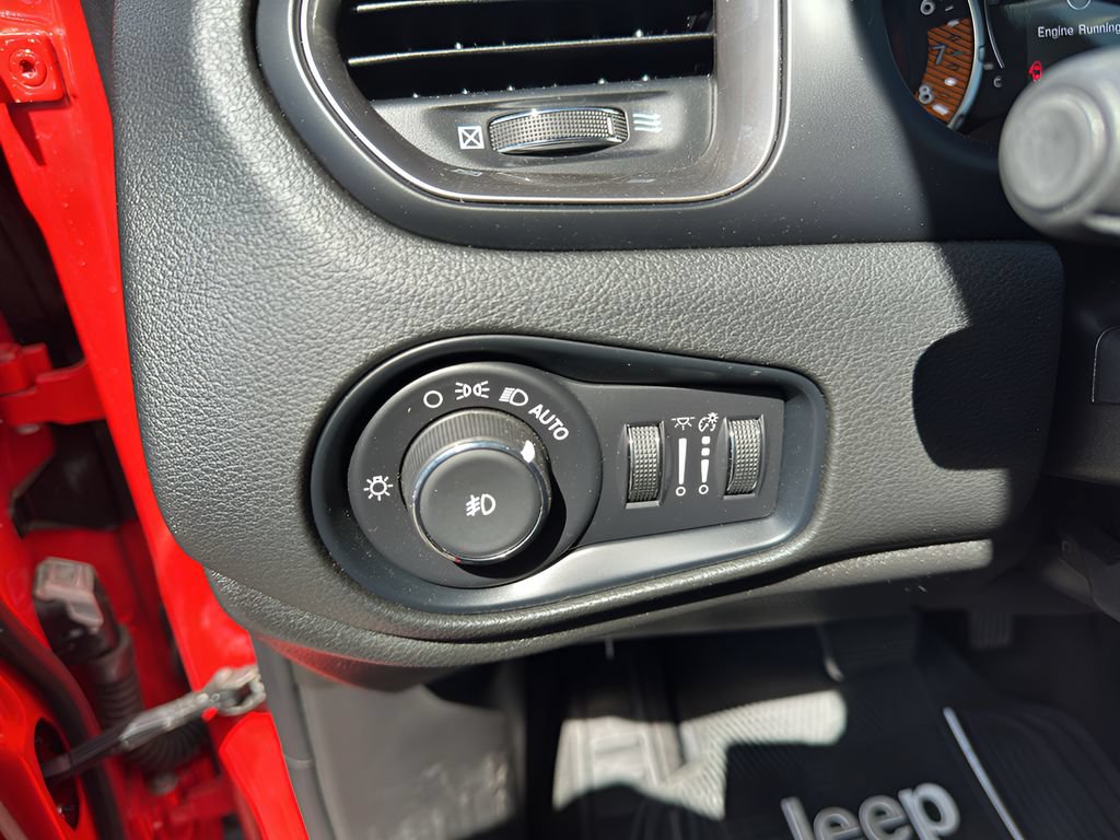 Used 2023 Jeep Renegade Latitude w/ Sun/Sound Group AWD/4WD image 17