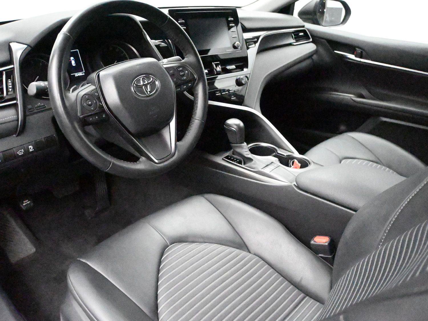 Used 2024 Toyota Camry SE image 2