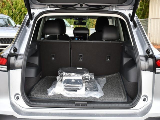New 2026 Volkswagen Tiguan SE FWD image 27