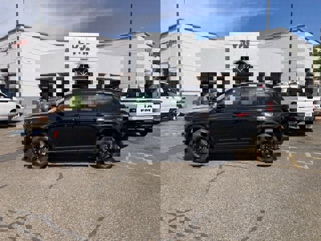 New 2025 Jeep Grand Cherokee Laredo image 1