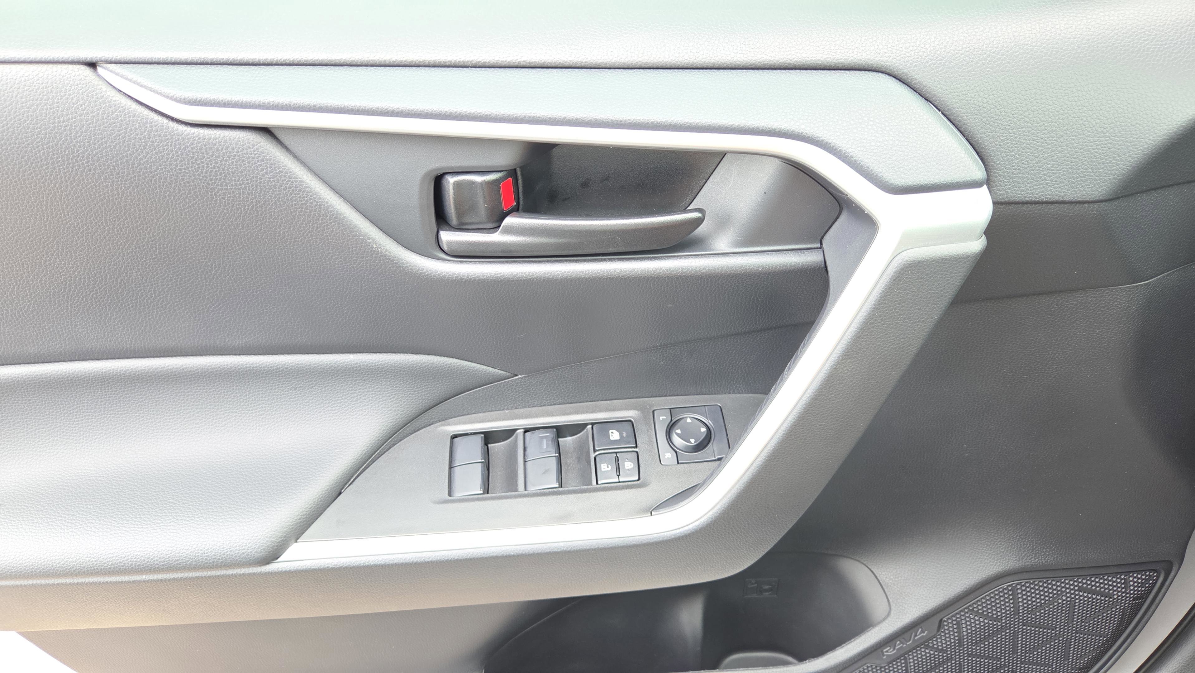 Certified 2025 Toyota RAV4 LE FWD image 17