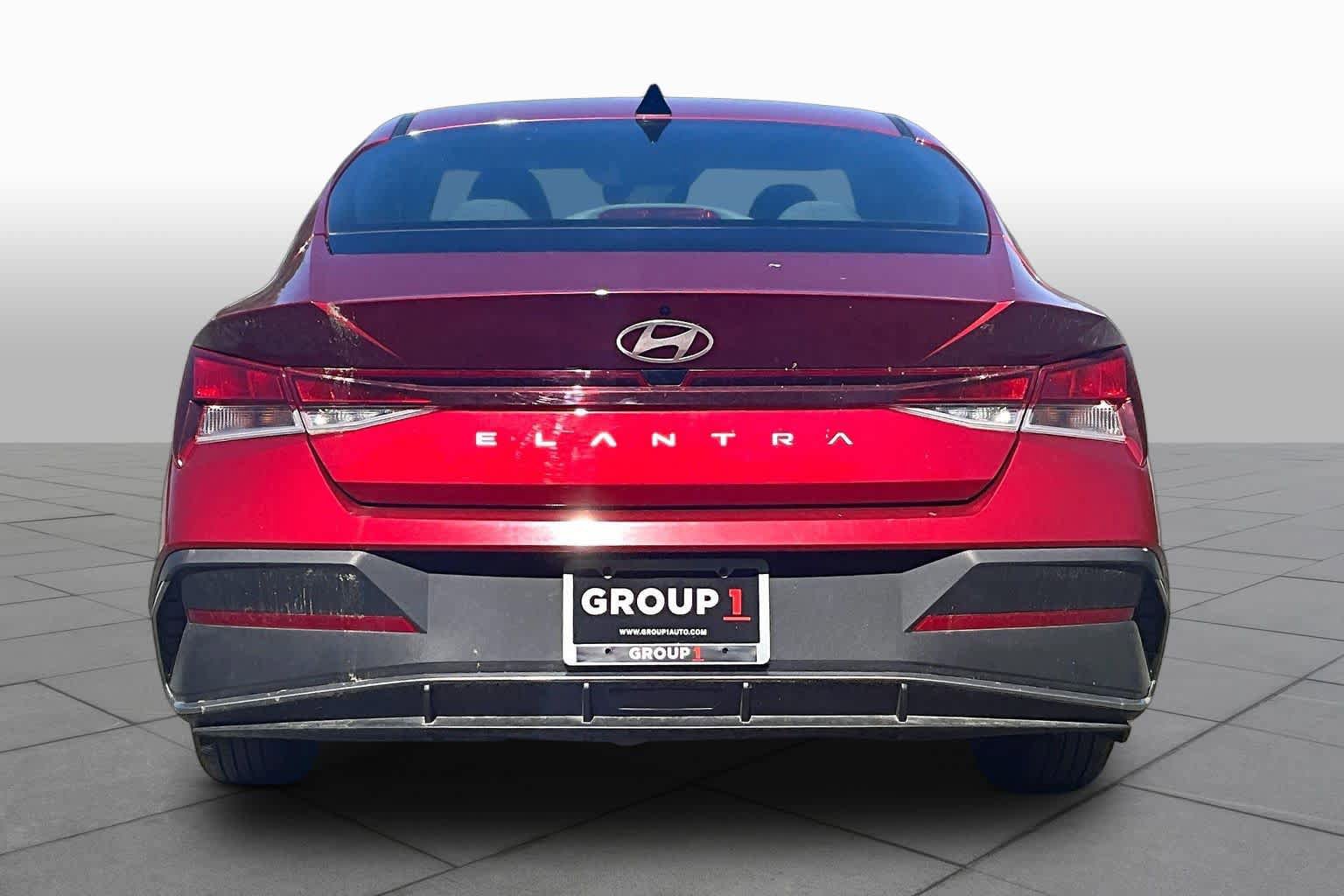 Used 2025 Hyundai Elantra SE w/ Cargo Package FWD image 5