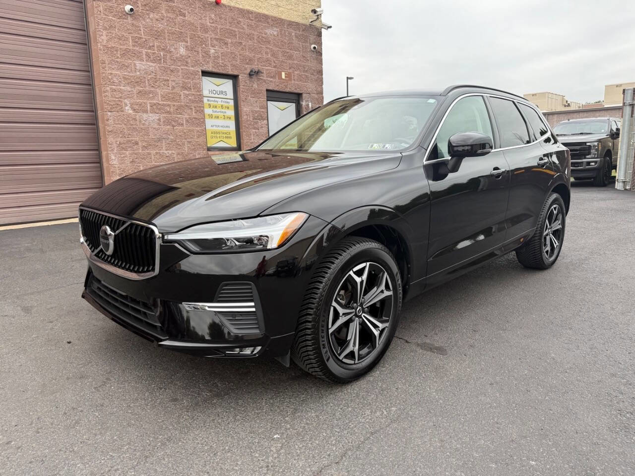 Used 2022 Volvo XC60 B5 Momentum image 4
