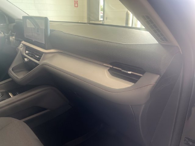 Used 2025 Ford Explorer Active AWD/4WD image 39