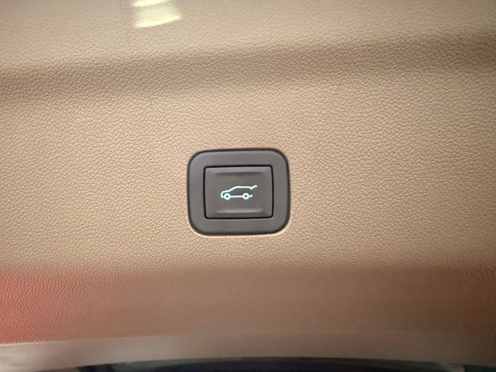 Used 2026 GMC Yukon Denali w/ Sun & Power Step Package AWD/4WD image 10