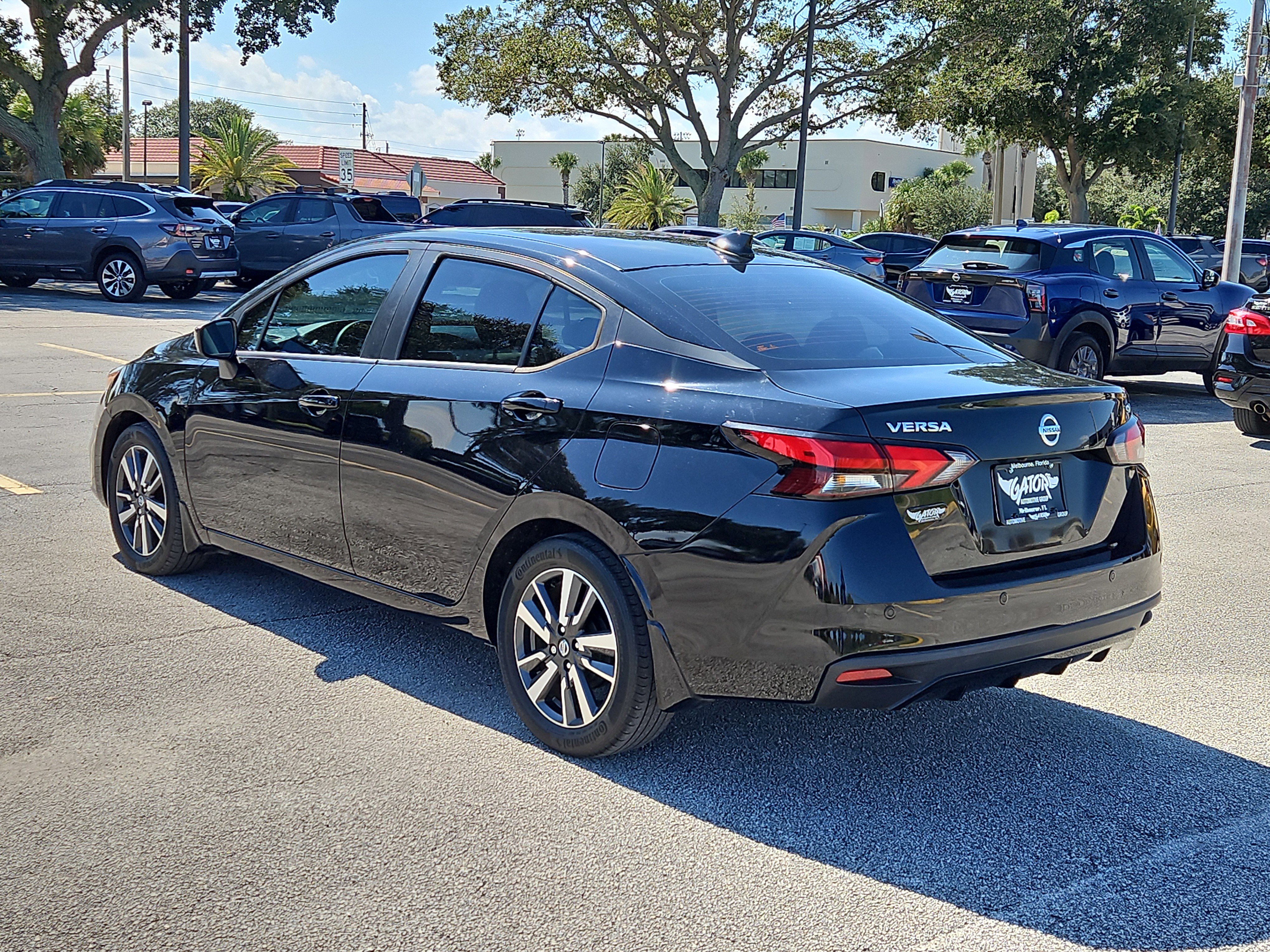 Used 2022 Nissan Versa SV image 3