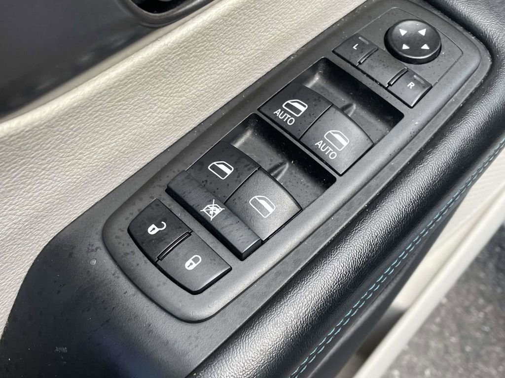 Certified 2021 Chrysler Pacifica Touring-L image 26