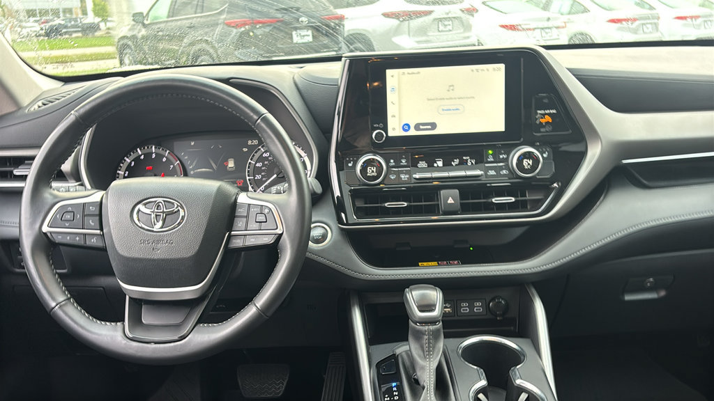Used 2025 Toyota Highlander XLE AWD/4WD image 8