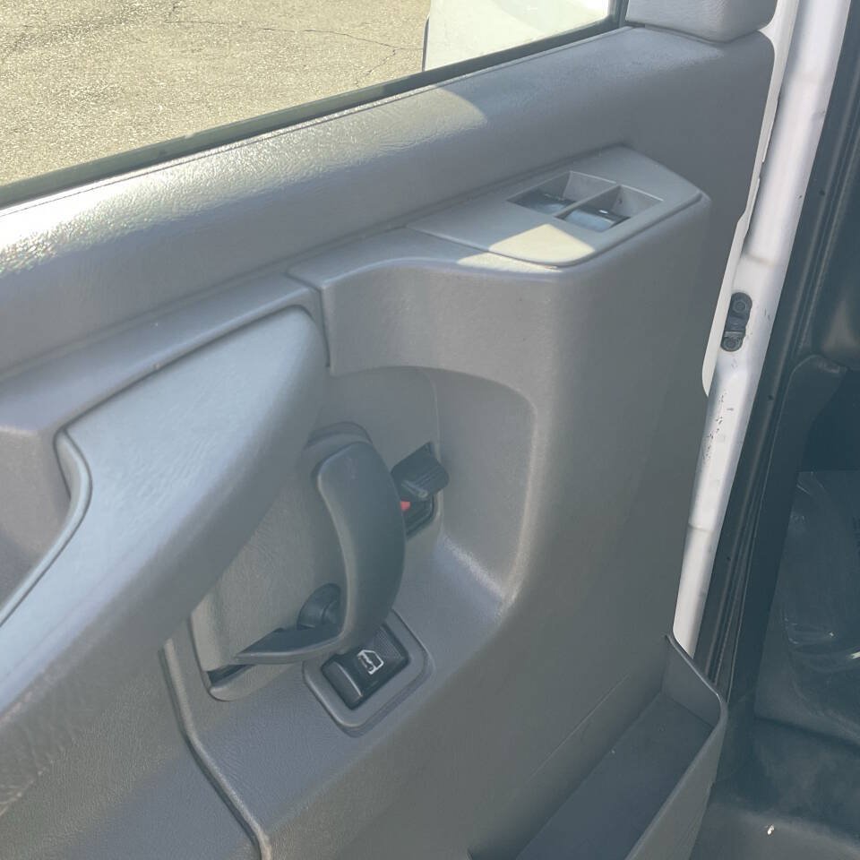 Used 2015 GMC Savana 2500 RWD image 9