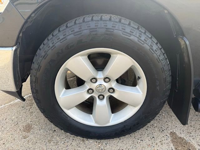 Used 2018 RAM 1500 Classic SLT w/ SLT Plus D￩cor Group AWD/4WD image 9