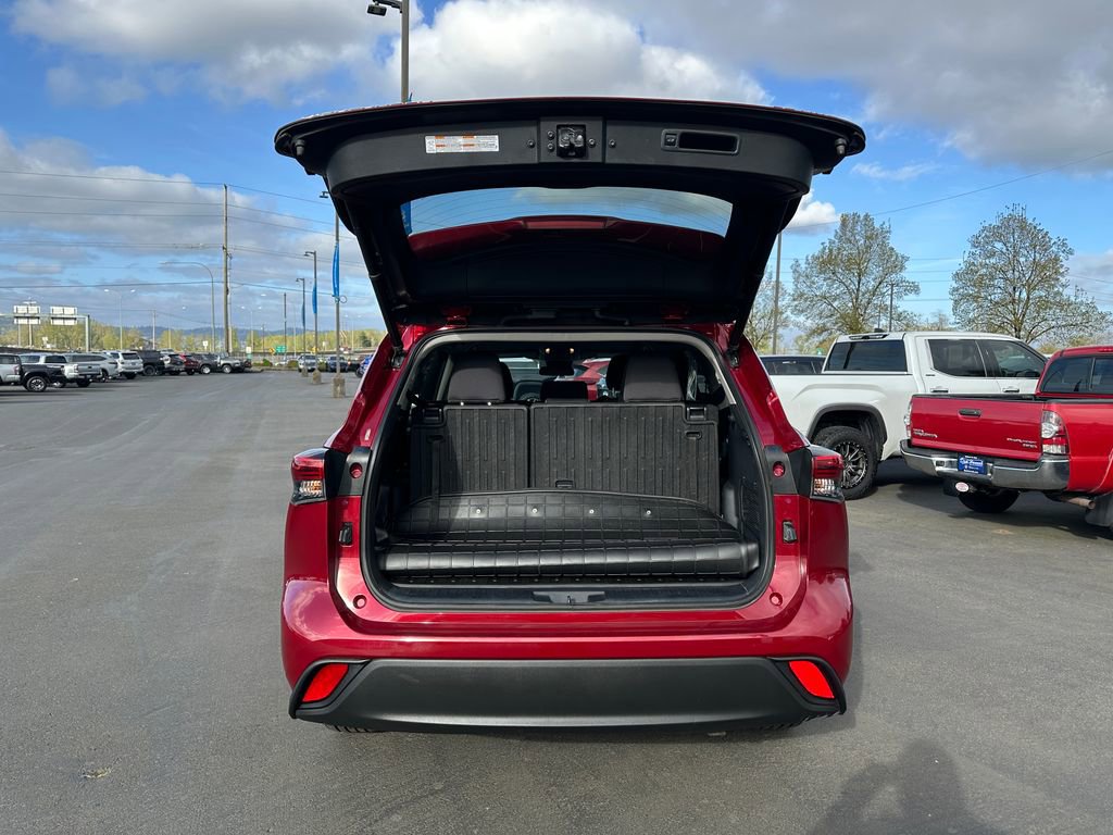 Used 2020 Toyota Highlander LE image 11