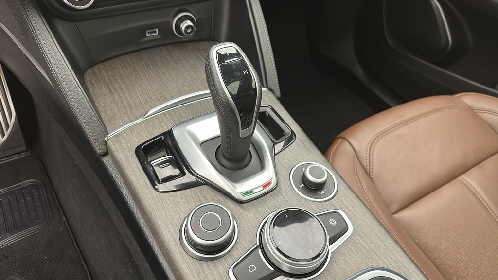 Used 2023 Alfa Romeo Stelvio Ti AWD/4WD image 19