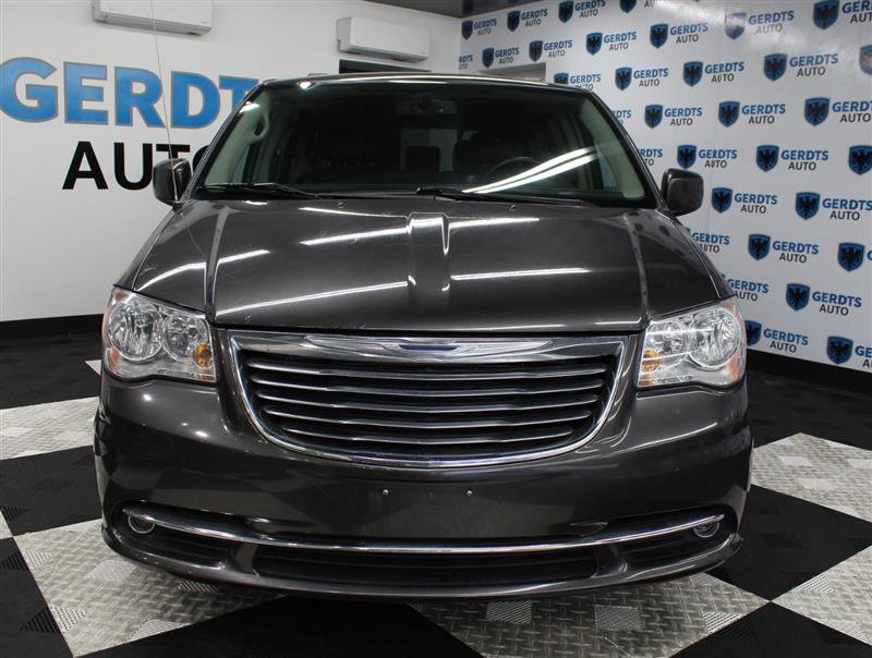 Used 2016 Chrysler Town & Country Touring FWD image 6