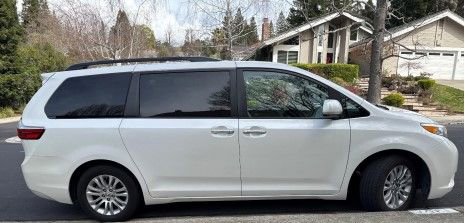 Used 2017 Toyota Sienna XLE Premium image 2