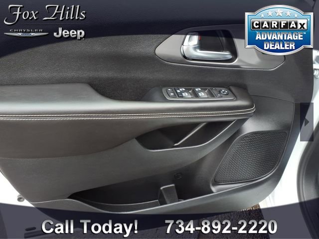 Used 2026 Chrysler Pacifica Select image 15