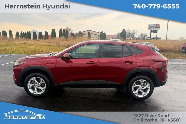 Used 2025 Chevrolet Trax LS w/ LS Convenience Package image 4