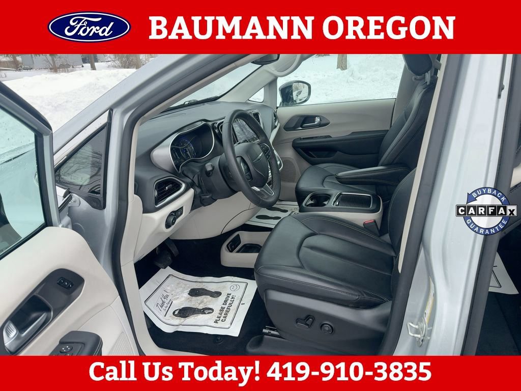 Used 2024 Chrysler Pacifica Touring-L FWD image 19