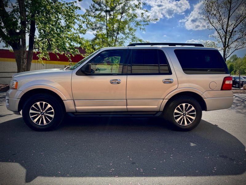 Used 2017 Ford Expedition XLT image 4