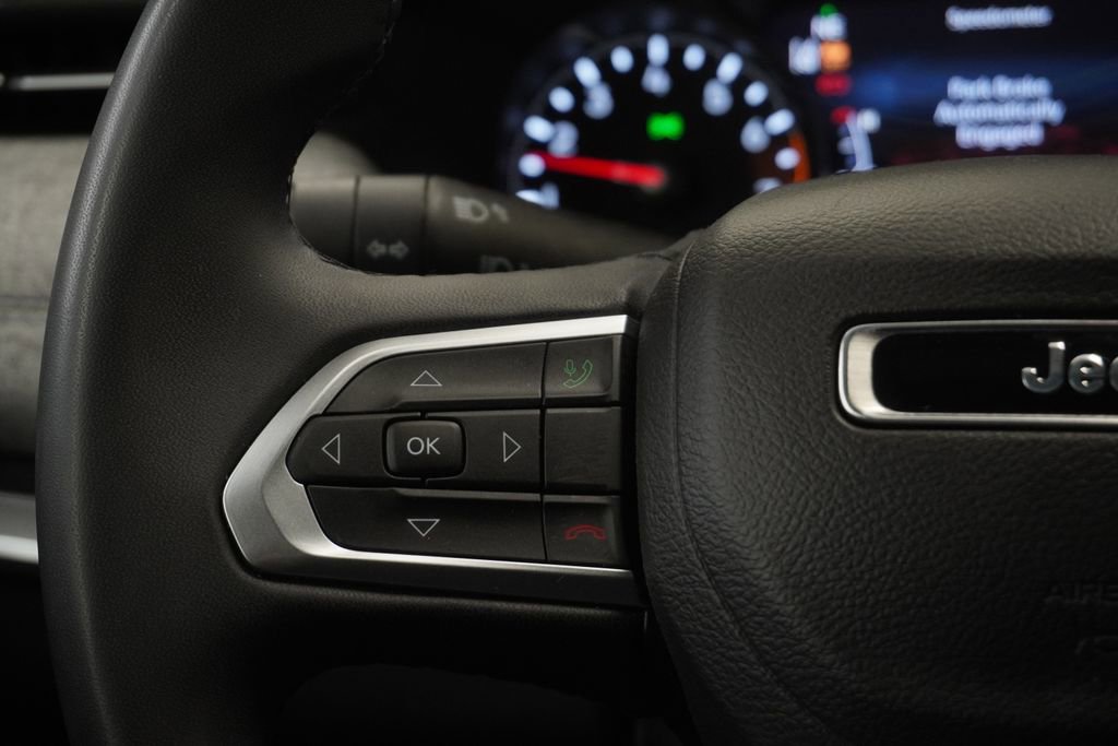 Used 2025 Jeep Compass Latitude AWD/4WD image 37
