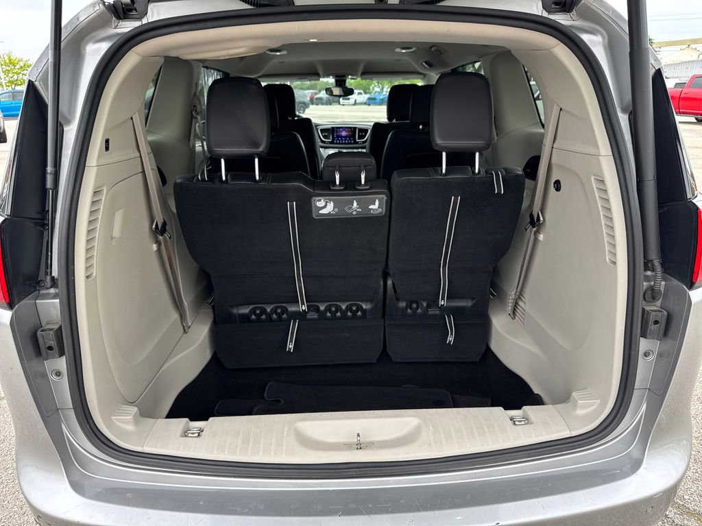 Used 2017 Chrysler Pacifica Touring-L w/ 13 Speaker Alpine Sound Group FWD image 32