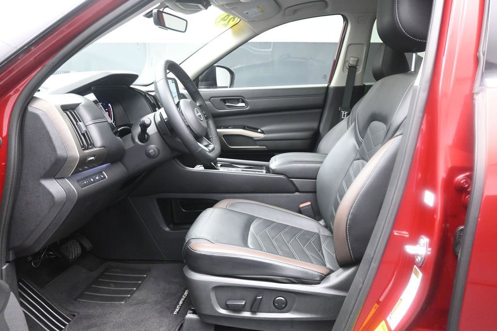 Used 2024 Nissan Pathfinder Platinum FWD image 18