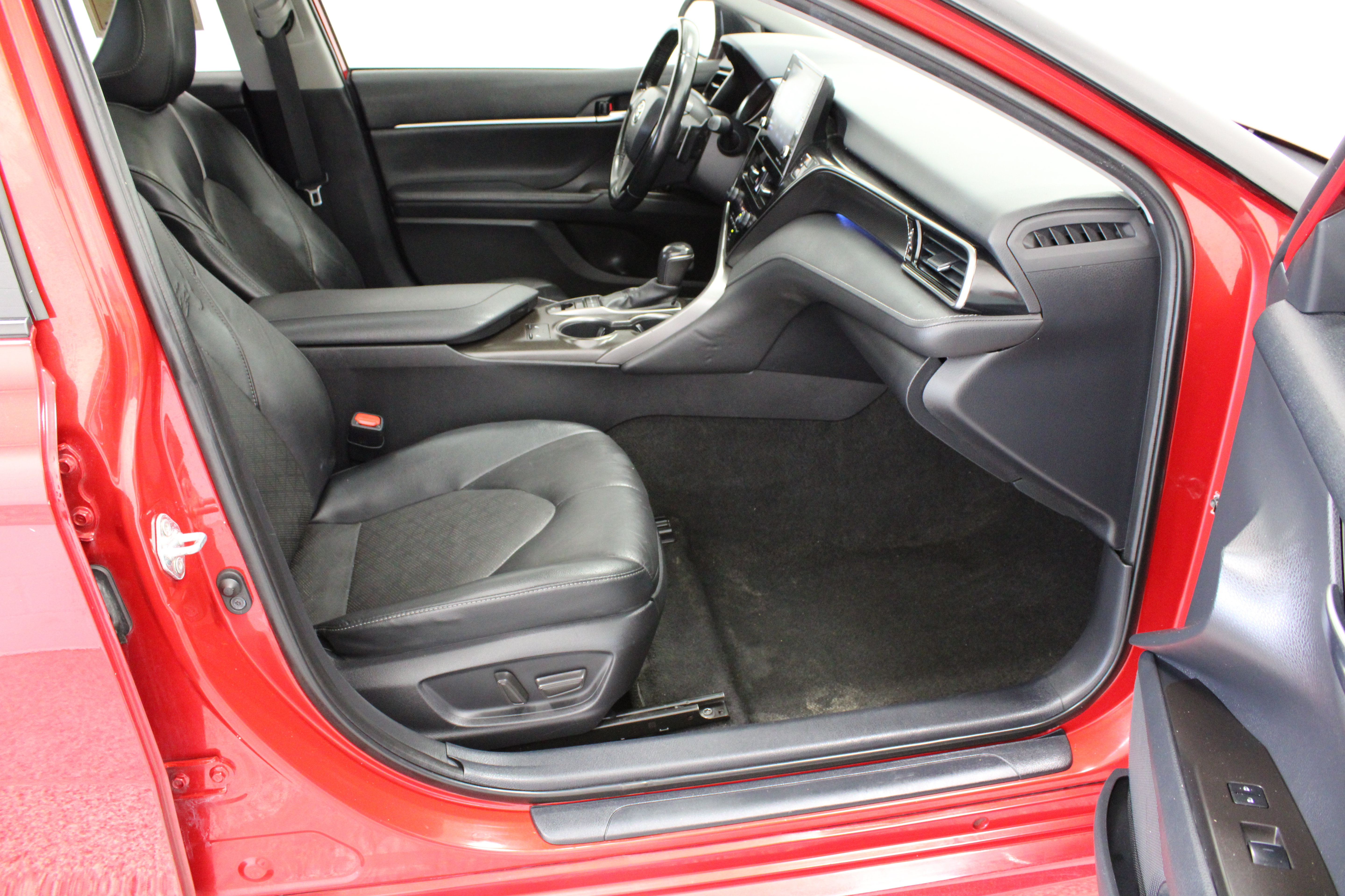 Used 2022 Toyota Camry XSE FWD image 38