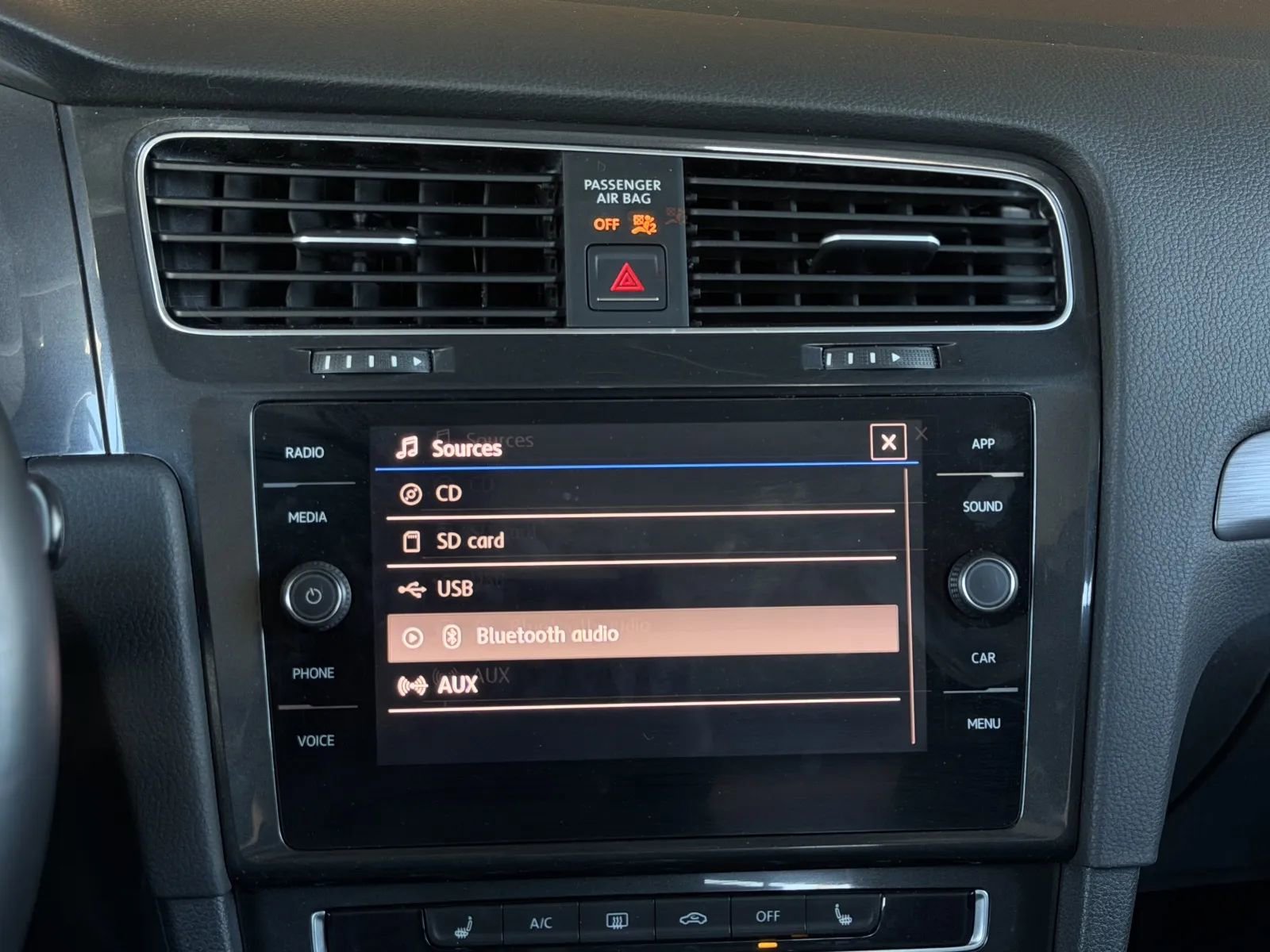 Used 2018 Volkswagen Golf SE image 23