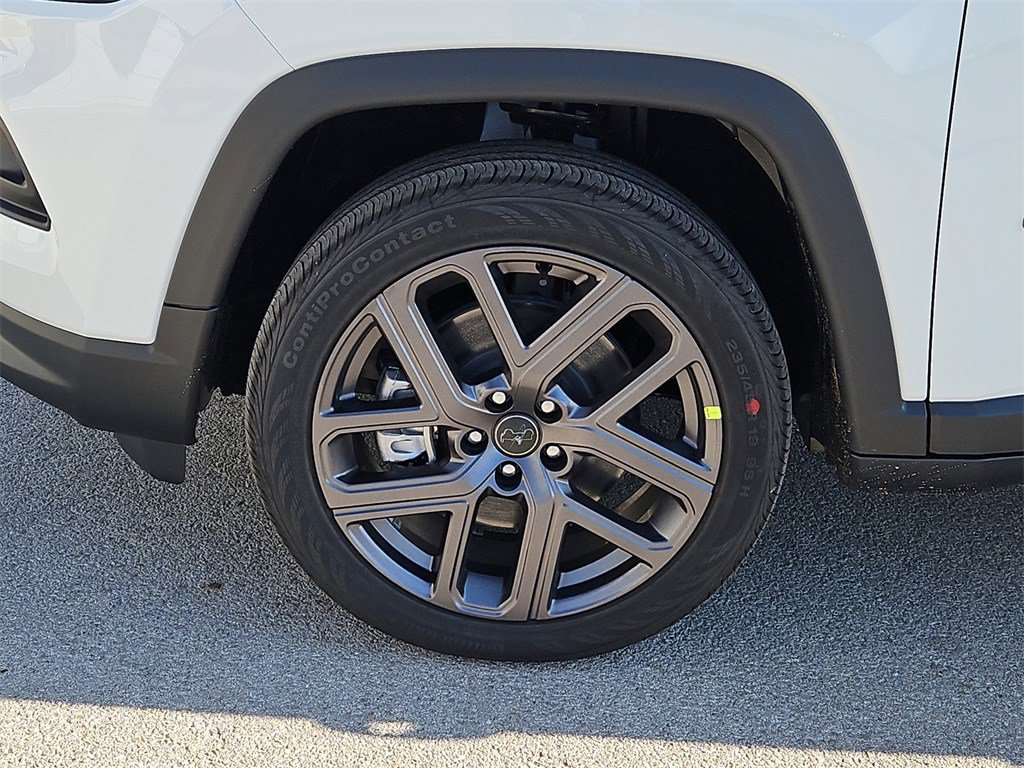 New 2026 Jeep Compass Latitude image 13