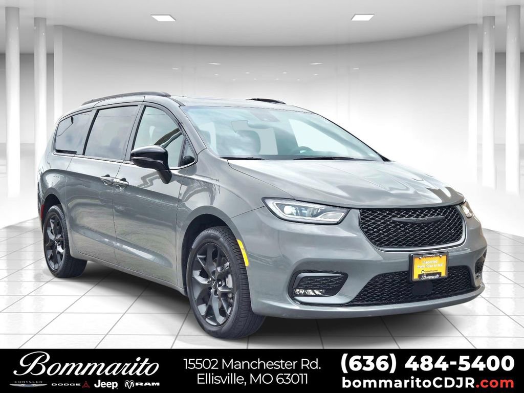 Used 2023 Chrysler Pacifica Limited w/ Uconnect Theater Family Group image 1