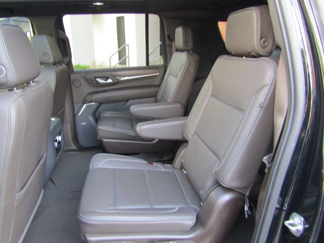 Used 2022 GMC Yukon XL Denali w/ Denali Premium Package image 13