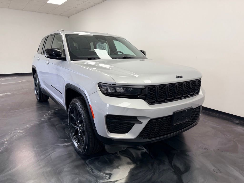 Used 2024 Jeep Grand Cherokee Altitude AWD/4WD image 23