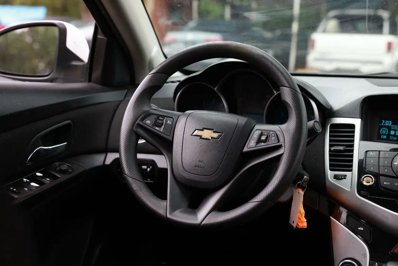 Used 2015 Chevrolet Cruze LT FWD image 28