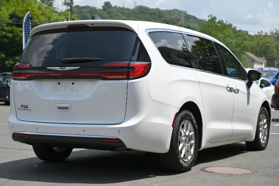 Used 2024 Chrysler Pacifica Touring-L FWD image 5