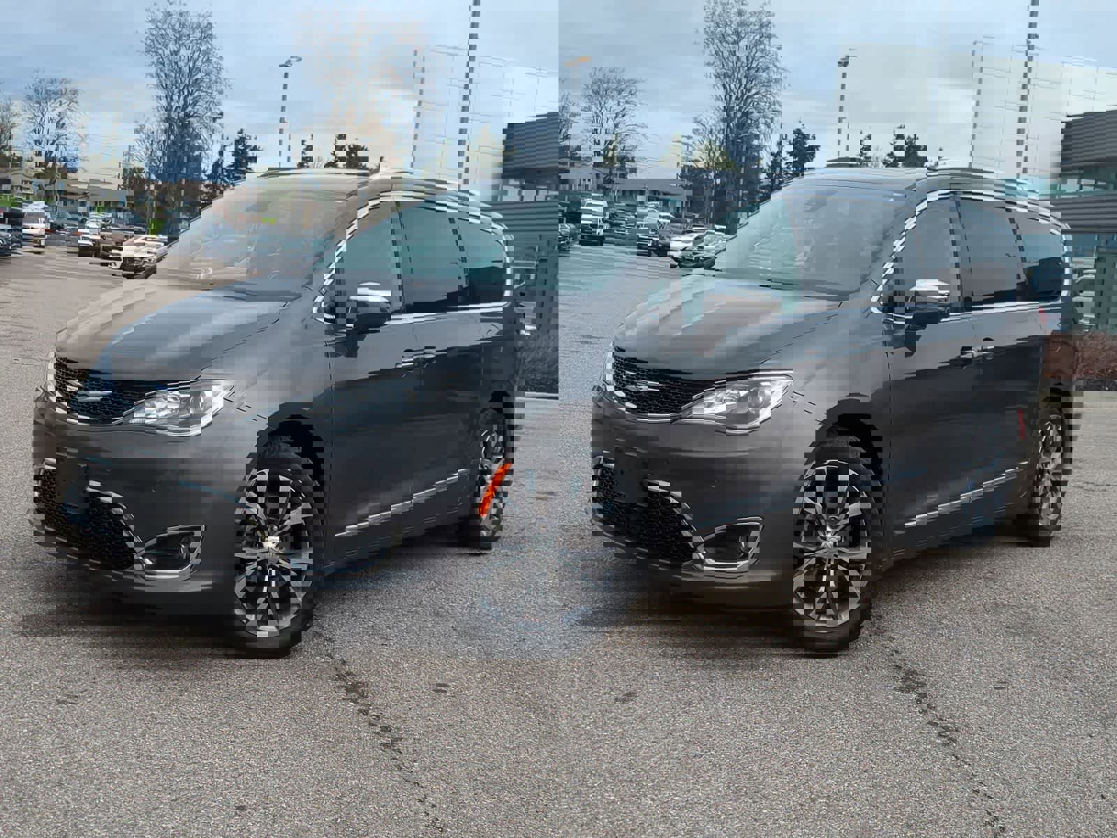 Used 2018 Chrysler Pacifica Limited w/ Tire & Wheel Group FWD image 1