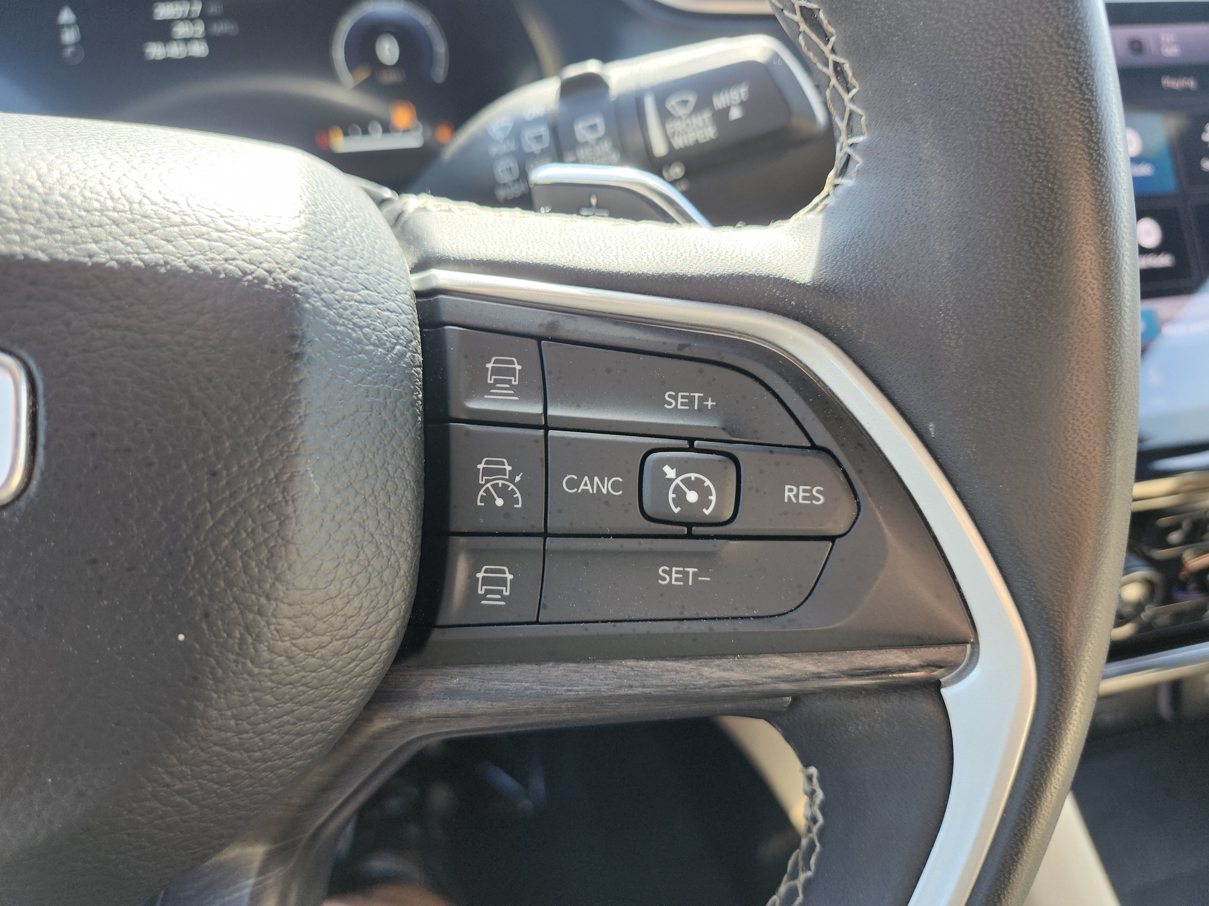 Used 2023 Jeep Grand Cherokee Limited w/ Luxury Tech Group II RWD image 36