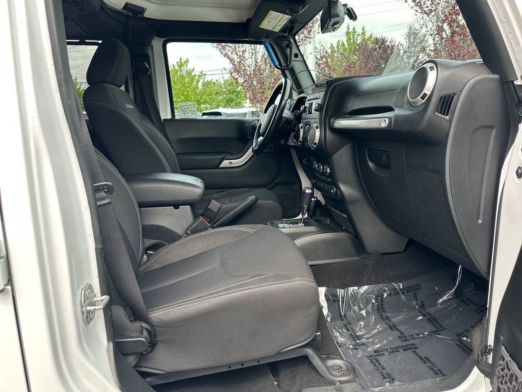 Used 2018 Jeep Wrangler Unlimited Sahara w/ Connectivity Group AWD/4WD image 17