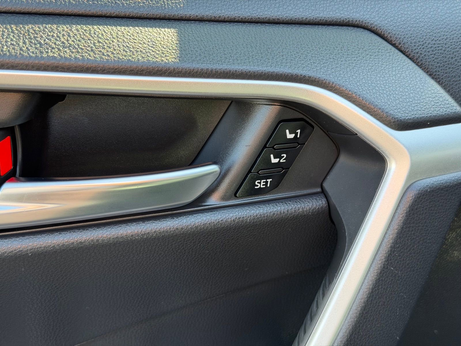 Used 2022 Toyota RAV4 XLE Premium image 15