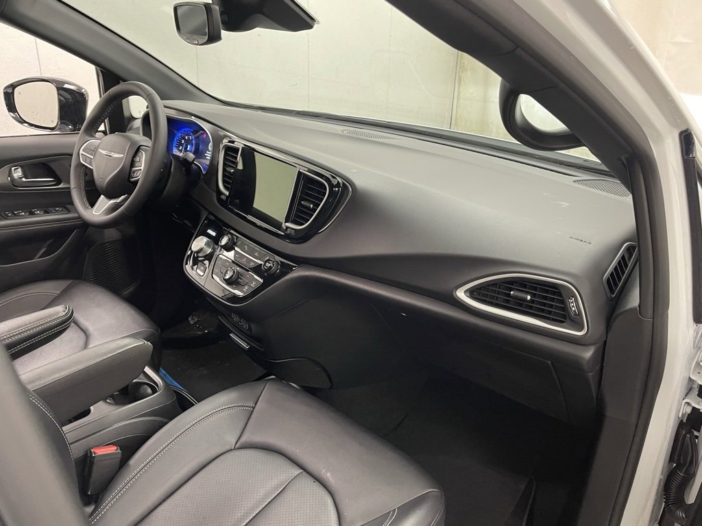 Used 2025 Chrysler Pacifica Select image 13