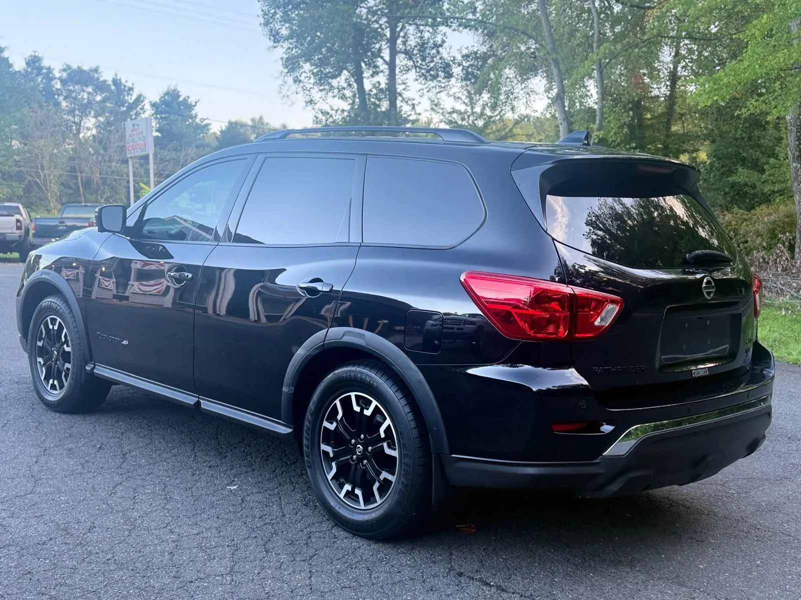 Used 2019 Nissan Pathfinder SL AWD/4WD image 5